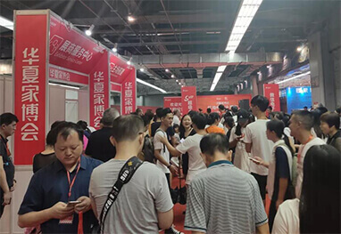 2025鄂尔多斯家博会现场人流如织